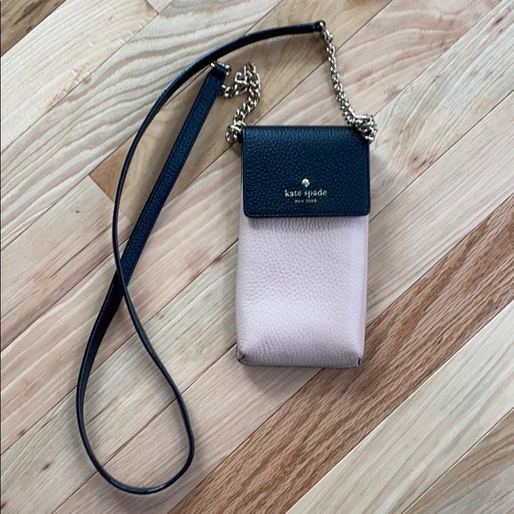 • Kate Spade iPhone Crossbody •